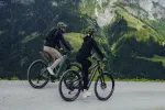 Zwei Radfahrer auf Fahrrädern in einer bergigen Landschaft