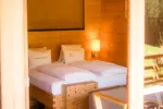 Helles Schlafzimmer mit Holzdekor und zwei Betten