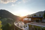 Szenenblick auf Berge und Sonnenuntergang von einer Terrasse