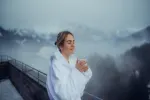 Person meditiert in einer malerischen Berglandschaft