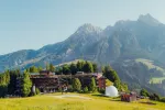Berglandschaft mit einer Lodge und Grünflächen