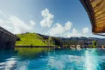Wasseransicht mit Hügeln und Wolken im Hintergrund