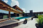 Moderne Terrasse mit Pool und Gartenpflanzen