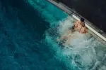 Person spritzt in einem Schwimmbad