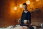 Frau mit Schale in einem Wellnessbereich, entspanntes Ambiente