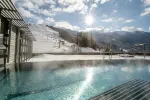 Poolansicht mit Bergen und Sonnenlicht im Hintergrund