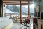Helles Zimmer mit Blick auf schneebedeckte Berge