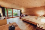 Helles Zimmer mit Holzdekor und Blick ins Freie