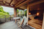 Lounge-Bereich mit Holzterrasse und Blick auf die Natur