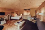 Gemütliches Zimmer mit Holzinterieur und moderner Möbel.