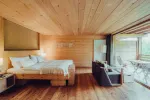 Holzinterieur eines modernen, gemütlichen Schlafzimmers