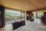 großzügiges Interieur mit großen Fenstern und Bergblick
