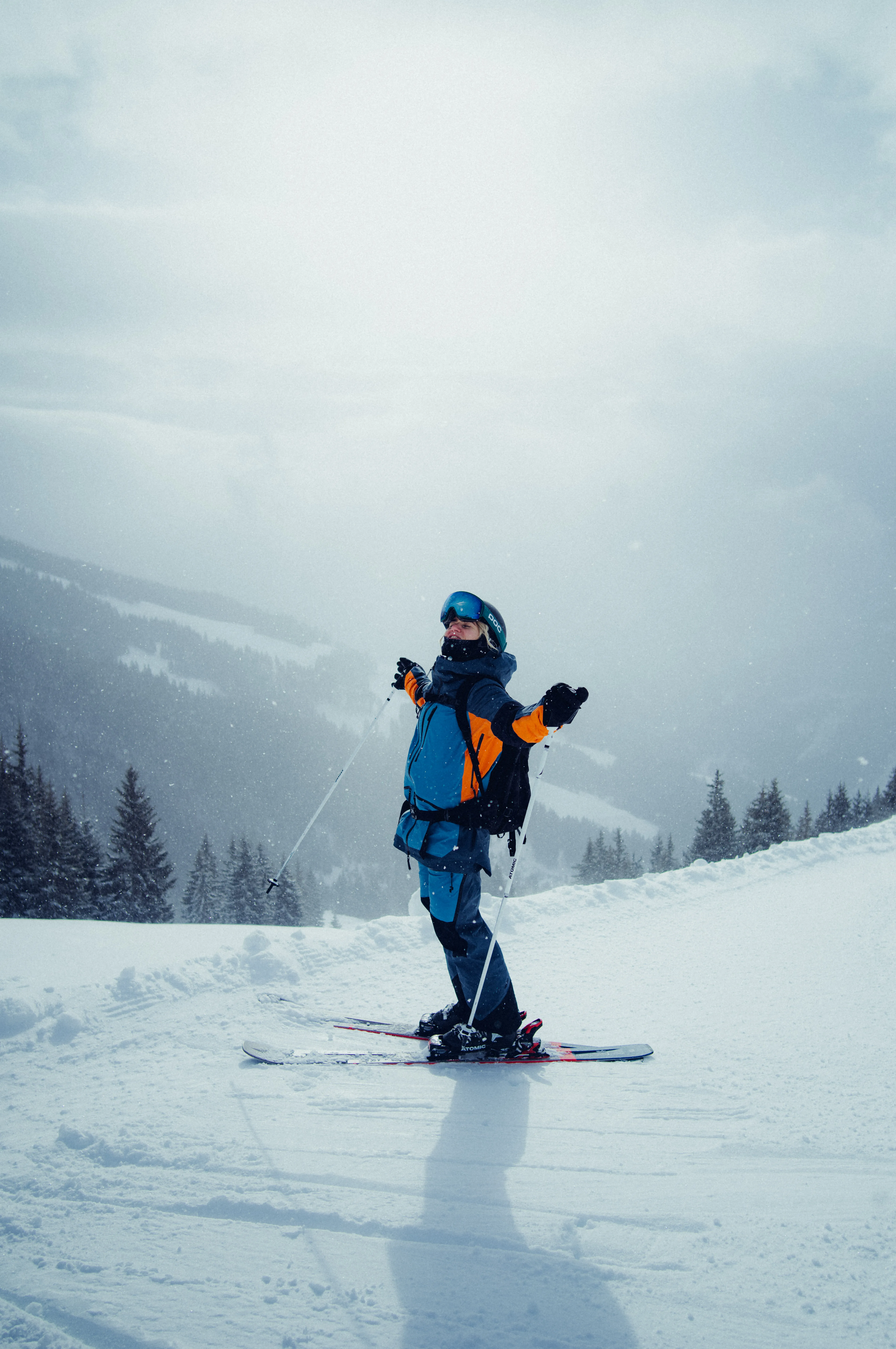Skifahrer in Leogang, verschneite Berglandschaft