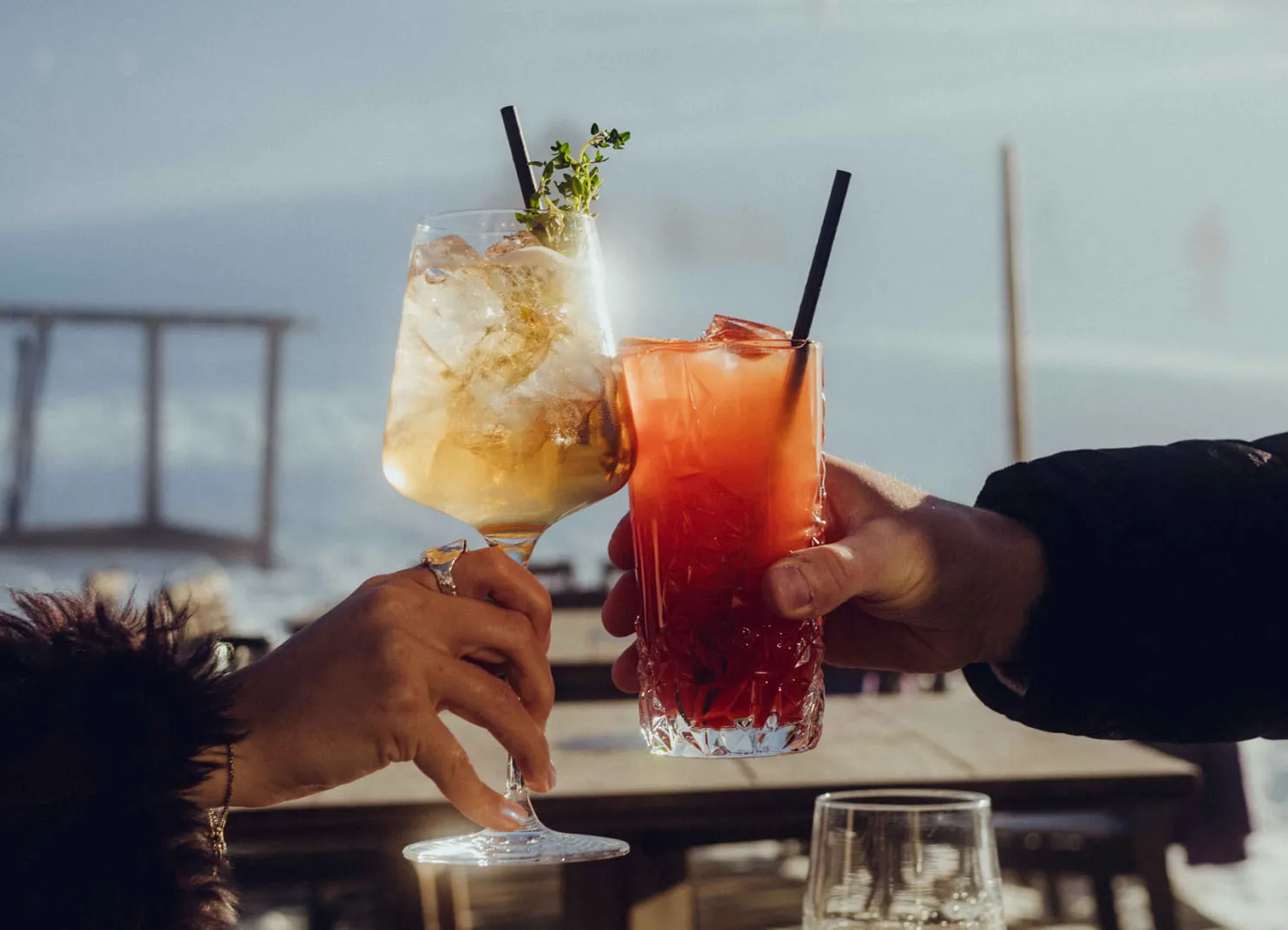 Zwei Cocktails werden in der Winterlandschaft angestoßen.